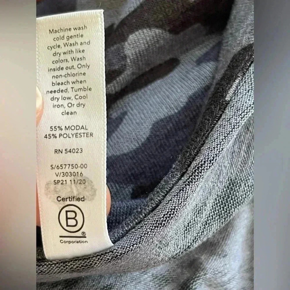 ⚡️Athleta breezy camo scoop neckline tee shirt - Picture 7 of 8